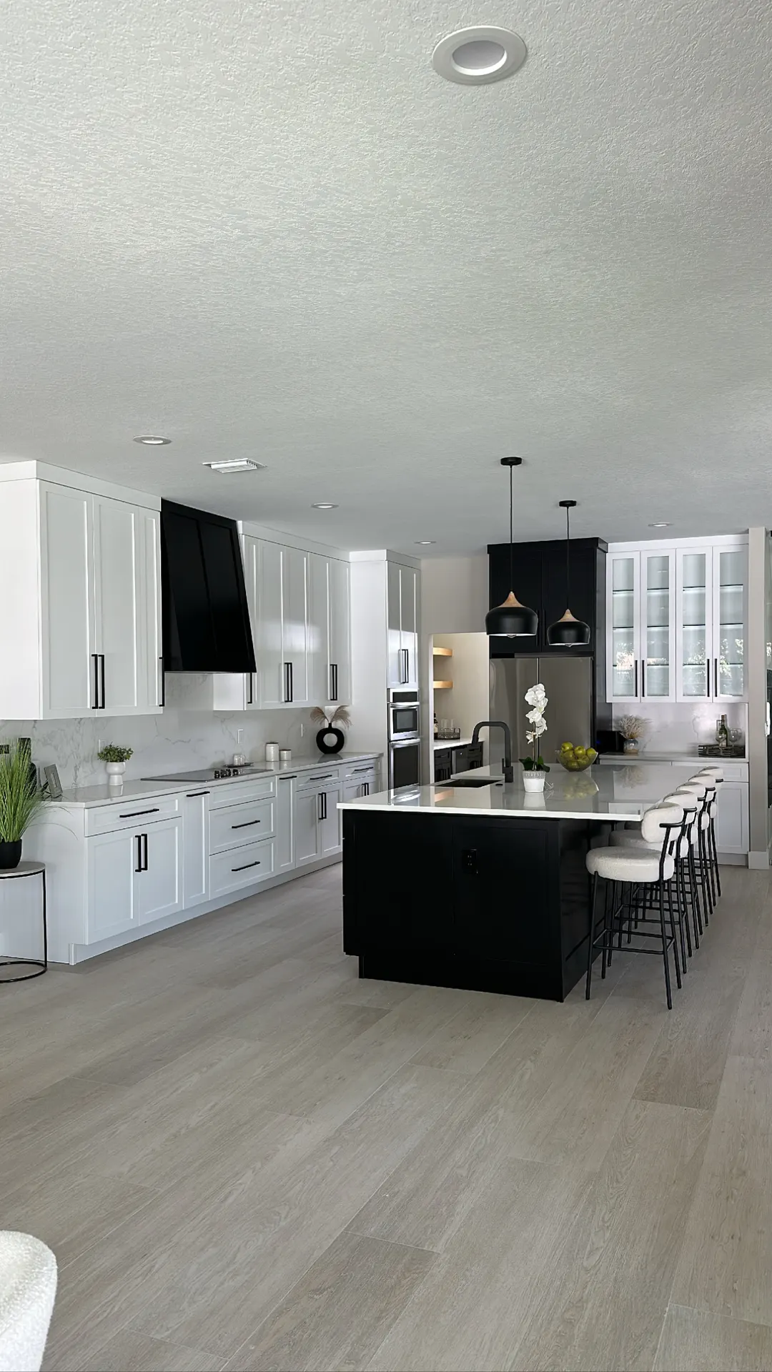 Kitchen cabinets and islands in Tampa, FL: Ebony Island