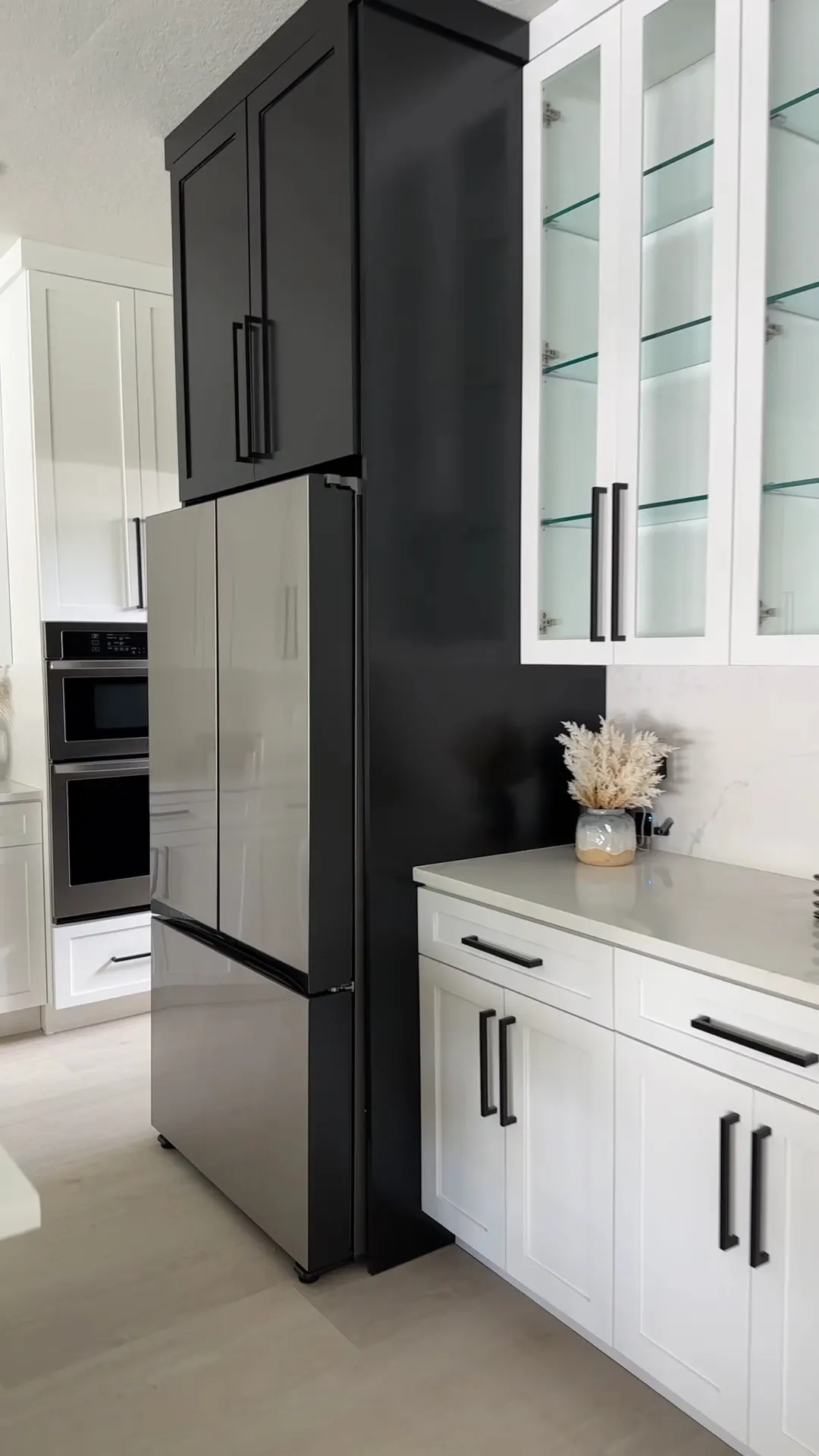 Kitchen cabinets and islands in Tampa, FL: Black Panel